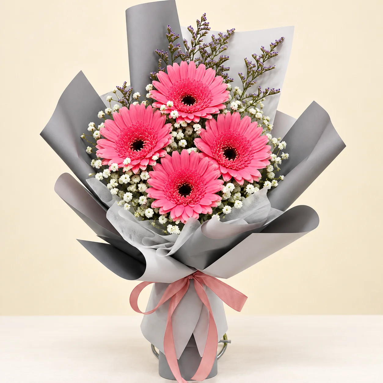 Gerberas en Gris - Gerberas fucsia con paniculata y limonium en papel gris y cinta rosada