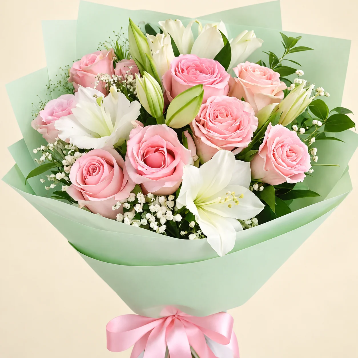 Rosas y Lilium - 6 rosas rosadas, 4 astromelias y 3 lilium con paniculata en papel verde menta