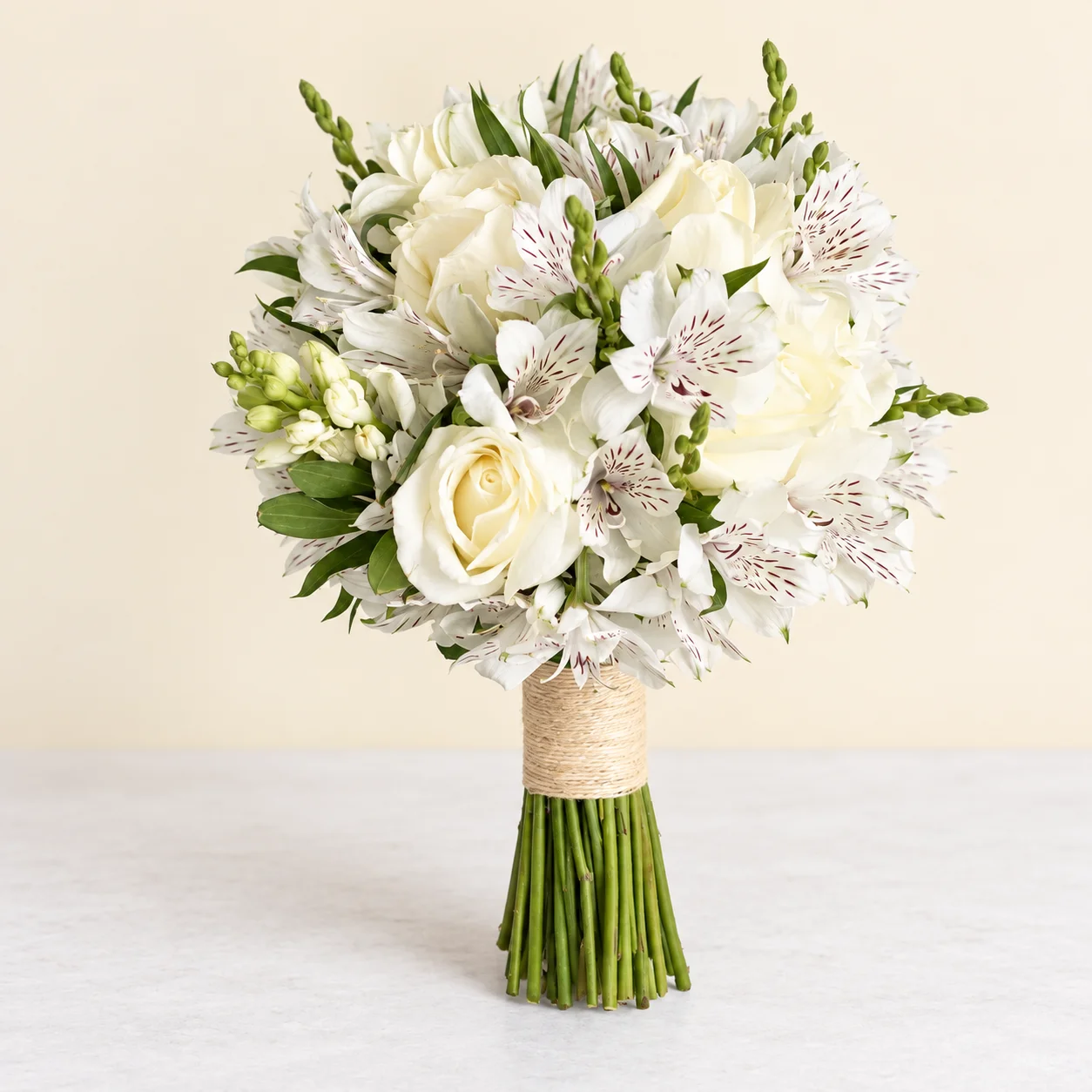 Novia Blanca - Ramo de novia con 8 rosas blancas y 12 astromelias, amarrado con cordel natural