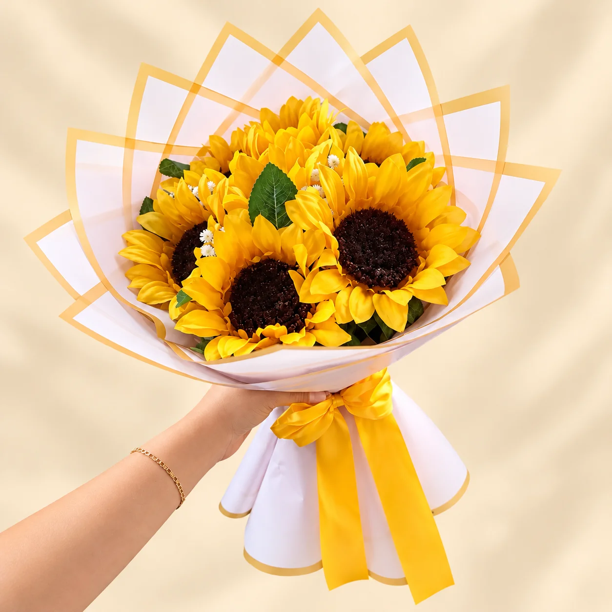 Sol Radiante - Ramo de girasoles frescos en papel blanco con cinta amarilla