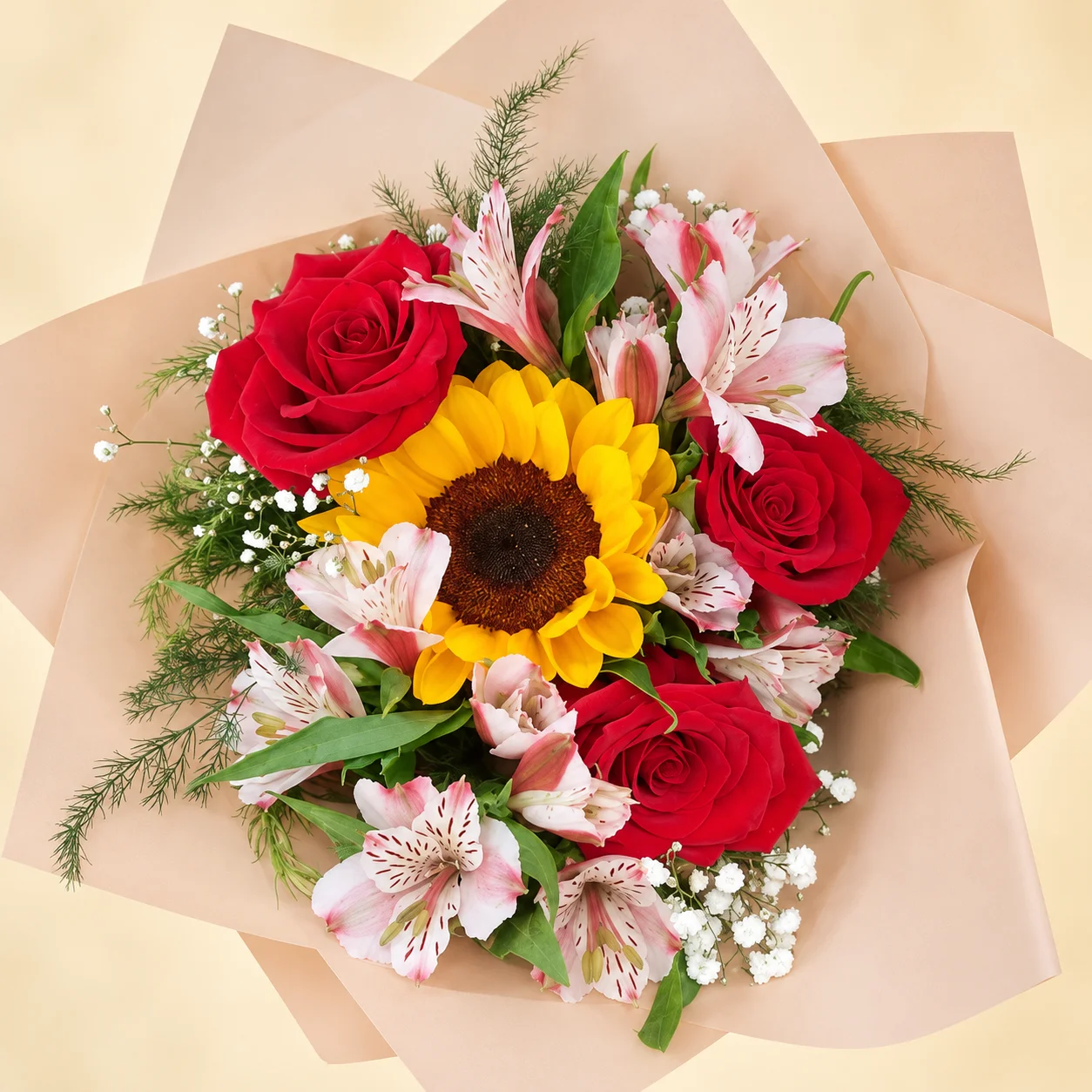 Ramito Primaveral - Astromelias, 3 rosas rojas y 1 girasol en papel kraft