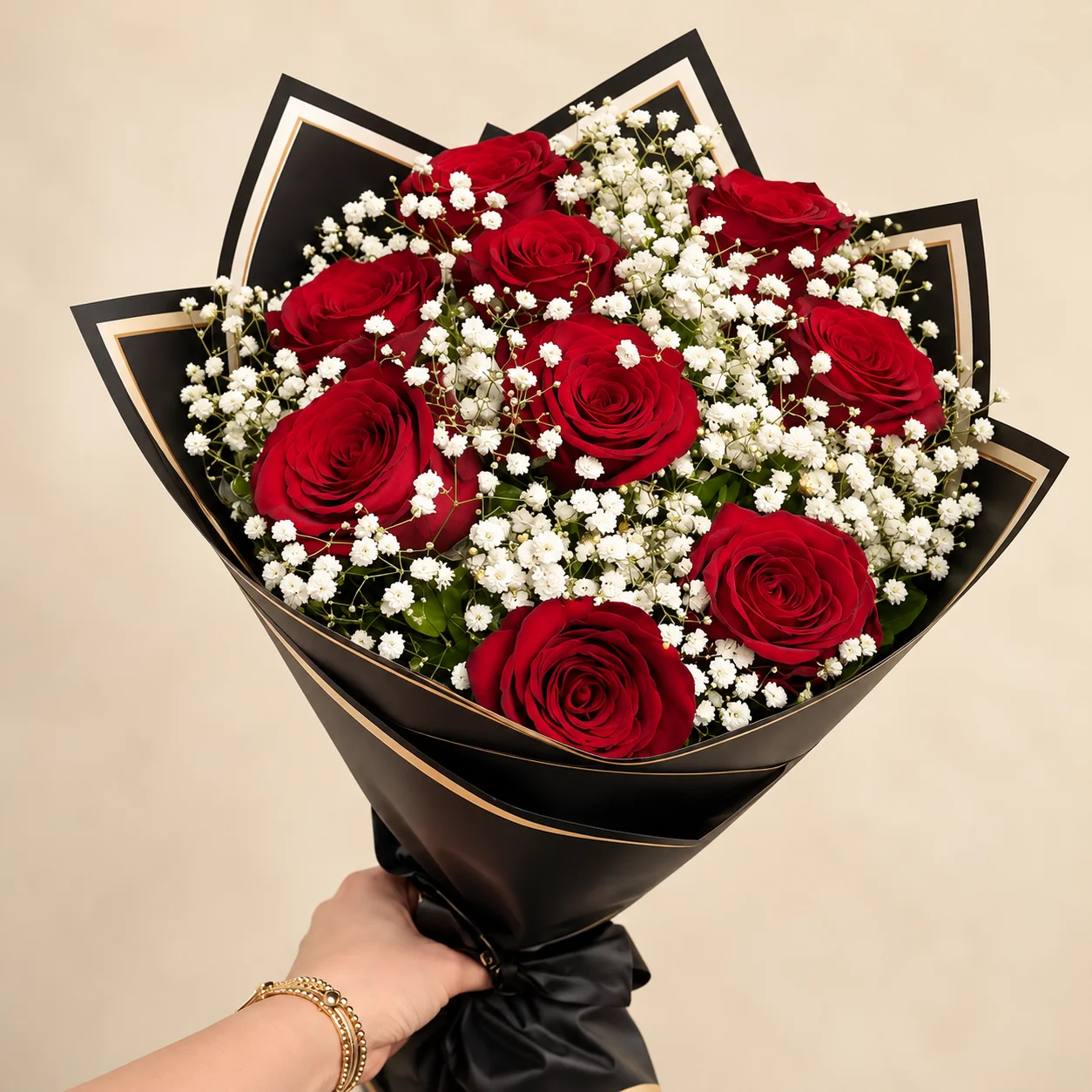 Clásico Infalible - Ramo de 10 rosas rojas con paniculata en papel negro y dorado