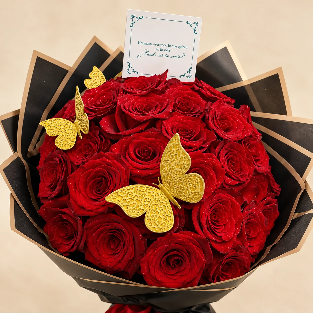 Gran Declaración - Ramo de 50 rosas rojas con mariposas doradas y tarjeta