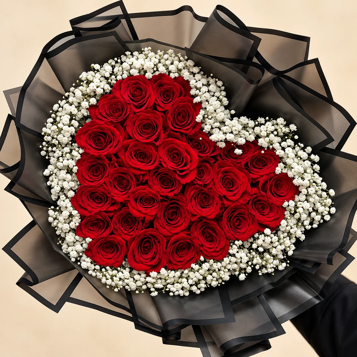 Corazón Clásico - Corazón de 35 a 40 rosas rojas bordeado de paniculata en papel negro