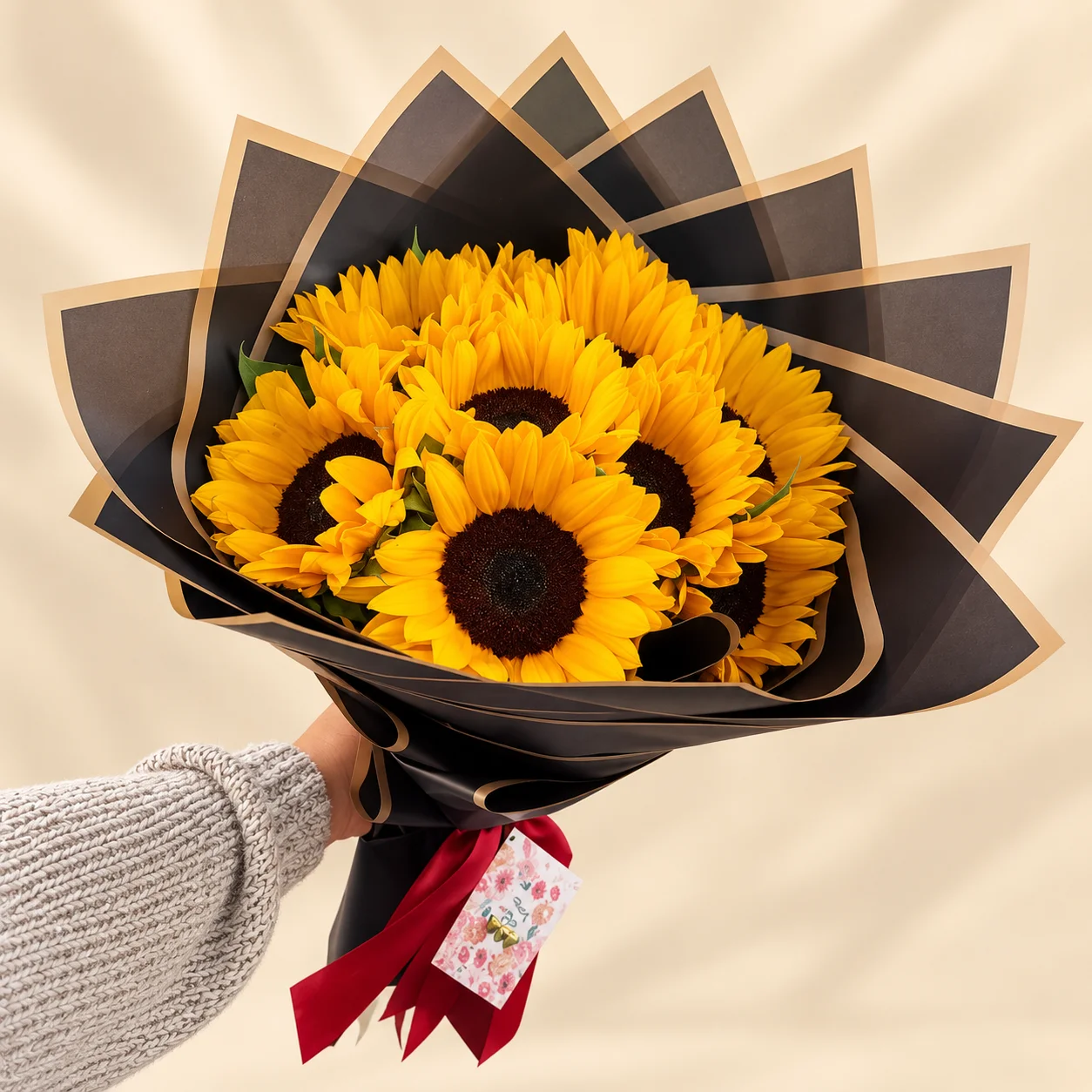 Noche de Girasoles - Ramo de girasoles envuelto en papel negro con borde dorado y tarjeta