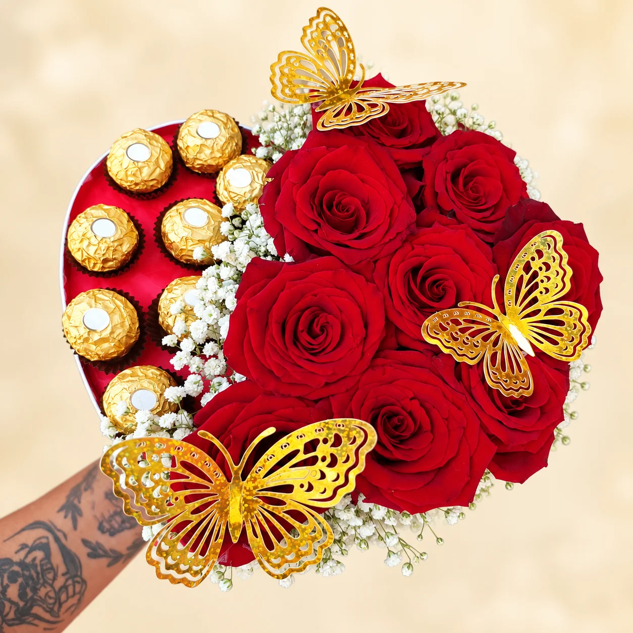 Corazón Dorado - Caja corazón con 9 rosas rojas, 8 Ferrero Rocher y mariposas doradas