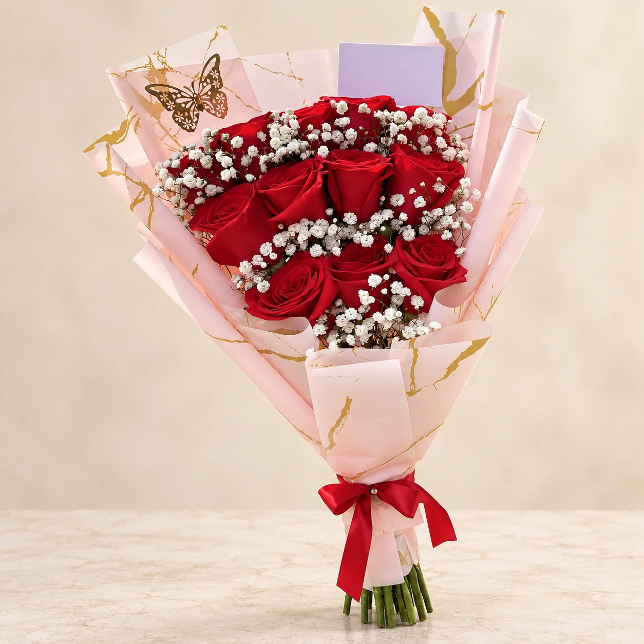 Romance Rosé - 12 rosas rojas con paniculata en papel rosado marmoleado