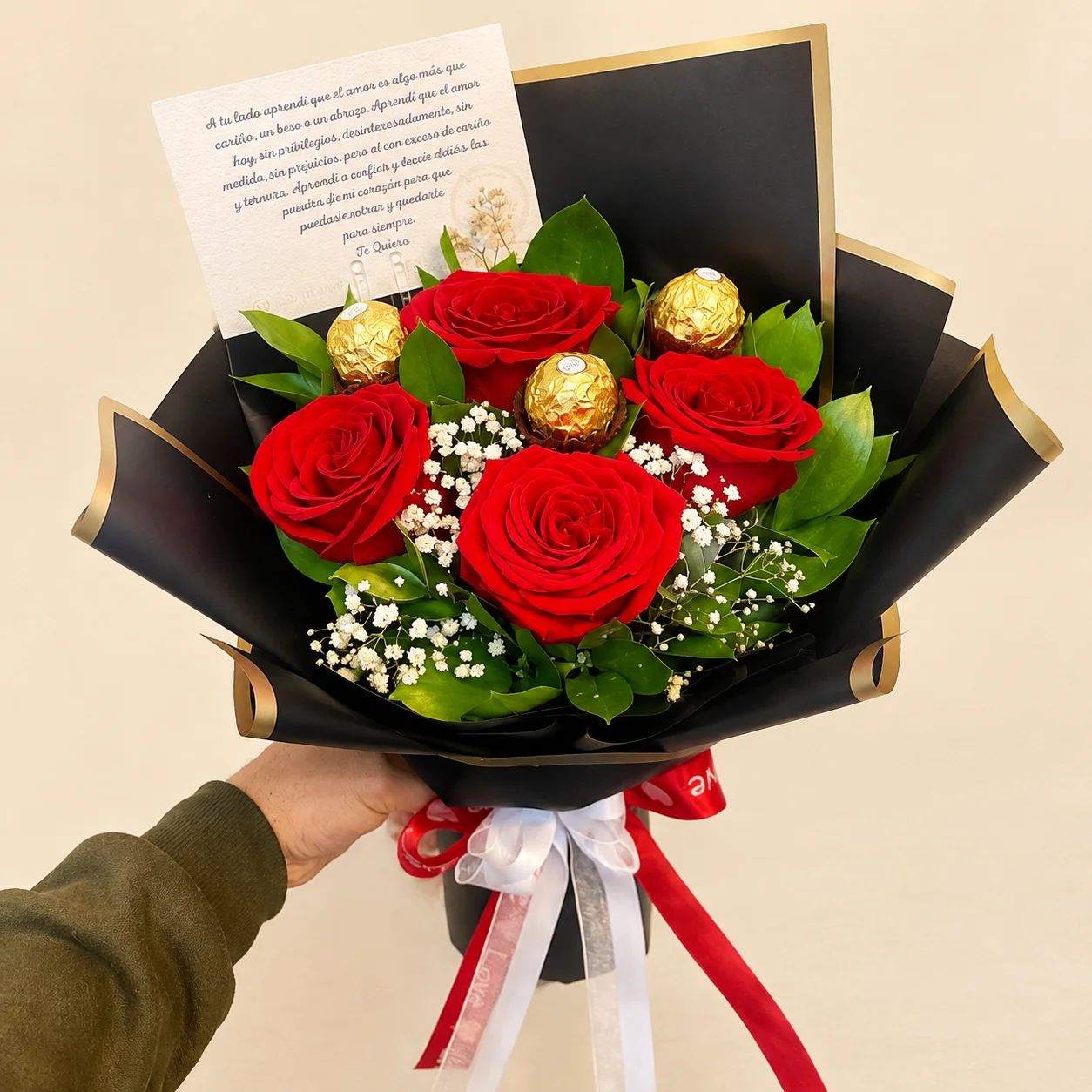 Carta y Rosas - Rosas rojas con Ferrero Rocher, paniculata y carta personalizada en papel negro