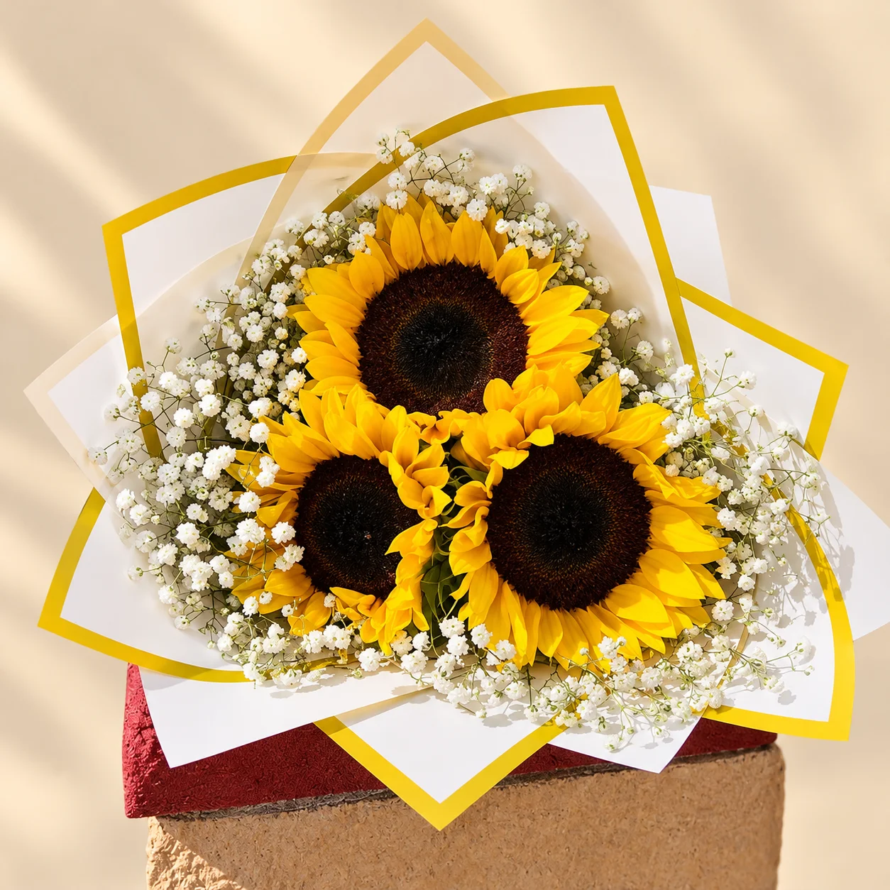 Alegría de Sol - 3 girasoles con abundante paniculata en papel blanco y dorado
