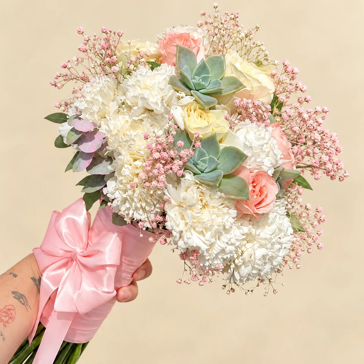 Novia Jardín - Ramo de novia con claveles blancos, rosas durazno, suculentas y paniculata rosada